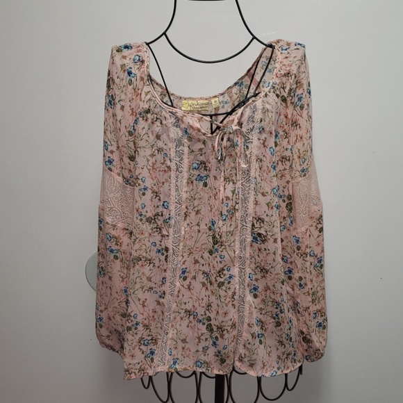 princess vera wang Tops - 😊Princess Vera Wang Sheer Top